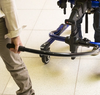 Bara de ghidare pentru insotitor Rifton Pacer permite controlul cadrului de mers in timpul antrenamentului de mers asistat demo 2