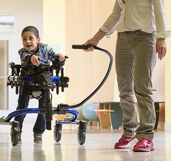 Bara de ghidare pentru insotitor Rifton Pacer permite controlul cadrului de mers in timpul antrenamentului de mers asistat demo