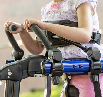 Bare de sprijin pentru maini Rifton Pacer care ofera control si stabilitate utilizatorului in timpul mersului asistat utilizare