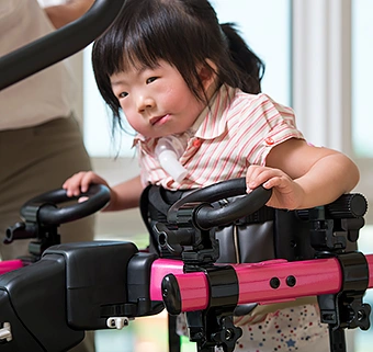 Manere de sprijin pentru Rifton Pacer care ofera stabilitate si control utilizatorului in timpul mersului asistat demo