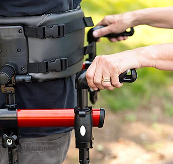Mânere de sprijin pentru cadru de mers Rifton Pacer. Reglabile pe înălțime și poziție pentru control și stabilitate în timpul mersului asistat view