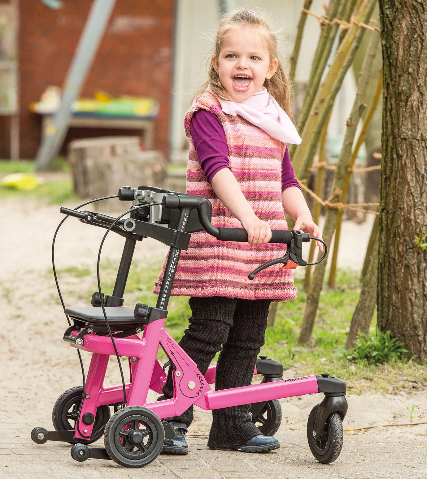 Copil folosind cadru de mers Malte