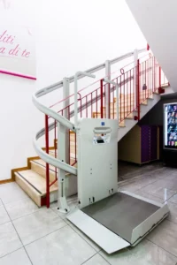platforma electrica pentru urcat trepte cu parcare la 180 de grade Tech Assist