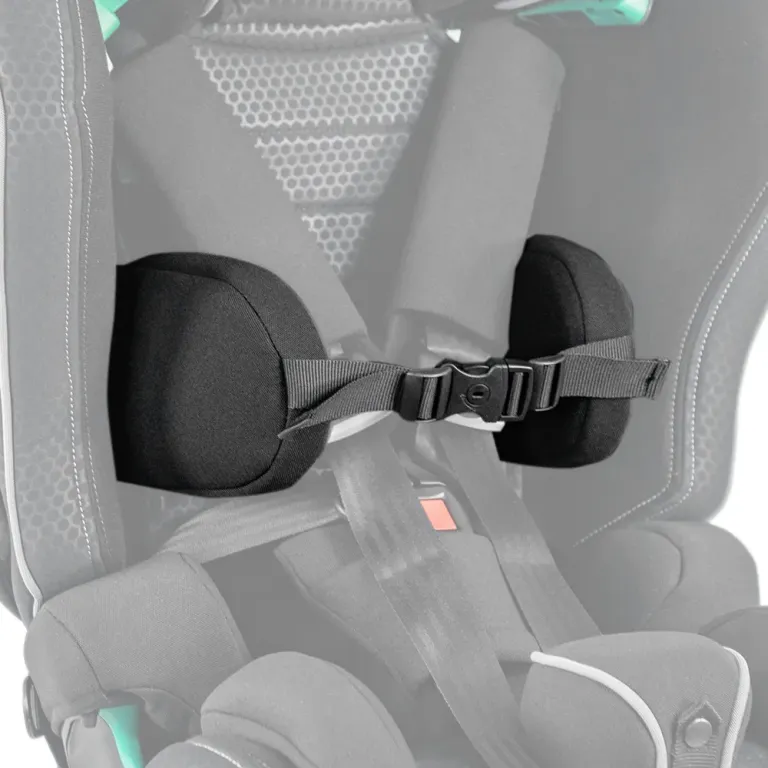 Suport lateral trunchi Recaro Axion 1 cu perne ferme și centură de piept blocabilă pentru stabilizare.